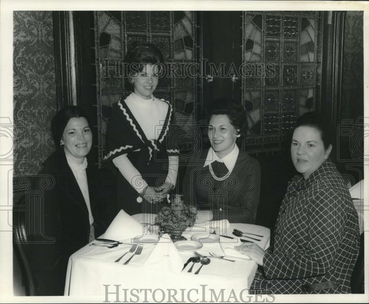 1972 Press Photo Women attending a luncheon - nob00374