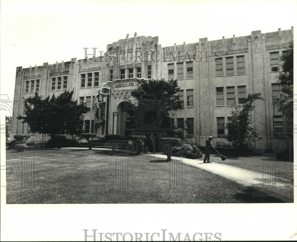 1978 Press Photo Exterior view of Eleanor McMain Junior High School, Louisiana- Historic Images