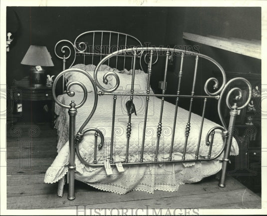 1978 Press Photo Leonard Eisen's Victorian brass bed reproduction.- Historic Images