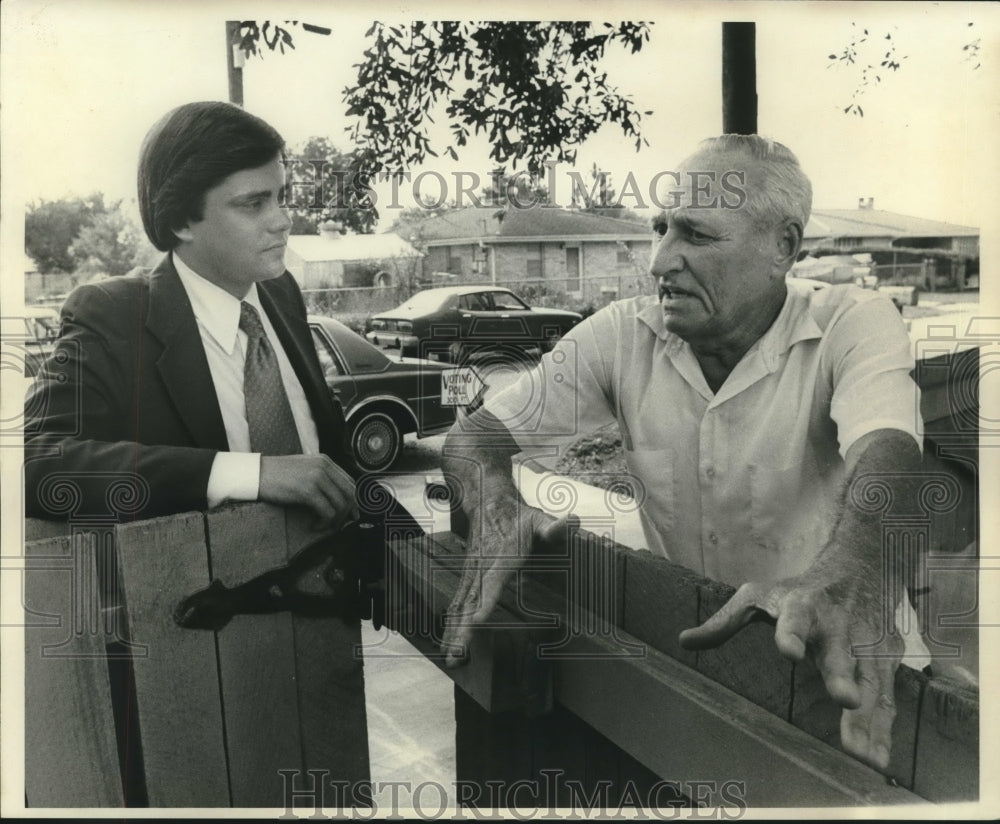 1977 Press Photo Ron Faucheux and Martin Eckart Jr. talking over the fence.- Historic Images