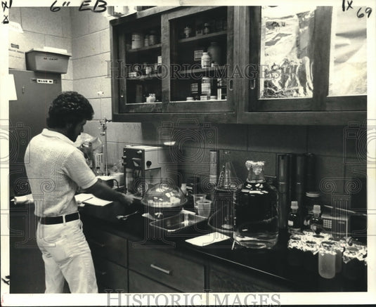 1978 Press Photo Microbiology technician Paul O'Rourke weighs a sample at plant- Historic Images