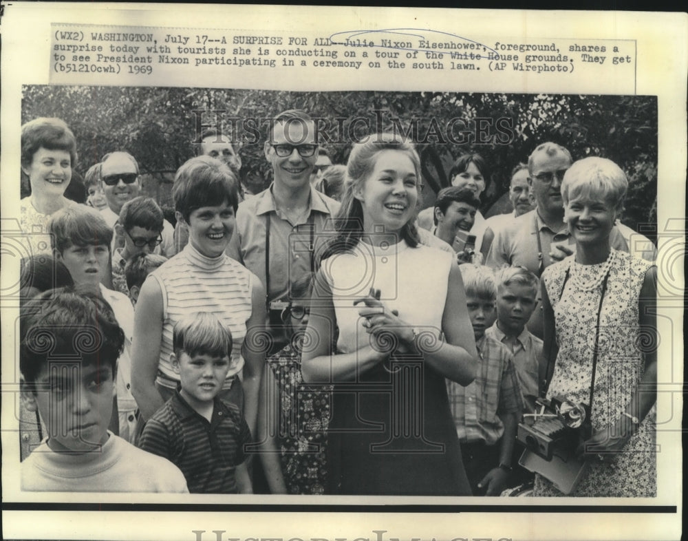 1969 Press Photo Julie Nixon Eisenhower, gives White House Tour of Grounds