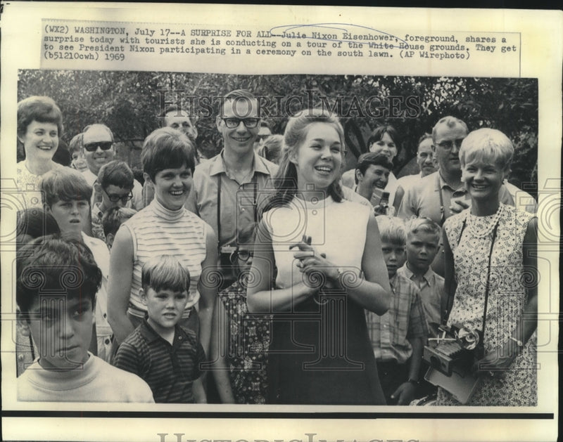 Load image into Gallery viewer, 1969 Press Photo Julie Nixon Eisenhower, gives White House Tour of Grounds
