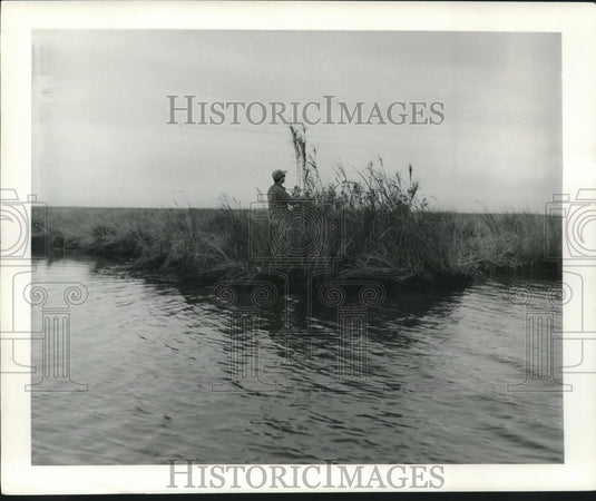 1975 Press Photo Man Duck Hunting near Lake Water- Historic Images