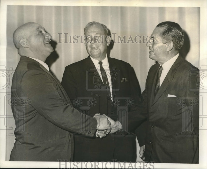 Load image into Gallery viewer, 1966 Press Photo Bert Ducuing &amp; others at Naval Brigade Reunion. - nob00793
