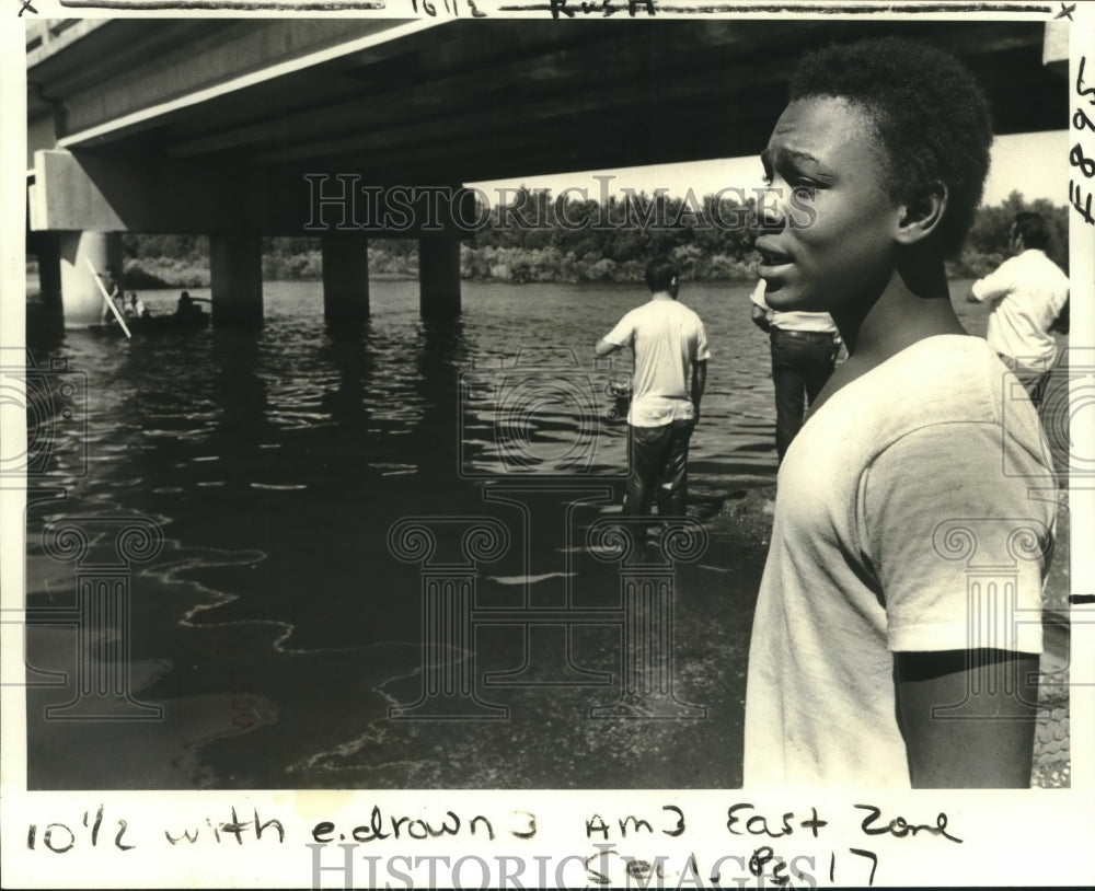  Press Photo Oliver Baker waits in anguish as police search for Terrance Boyd.- Historic Images