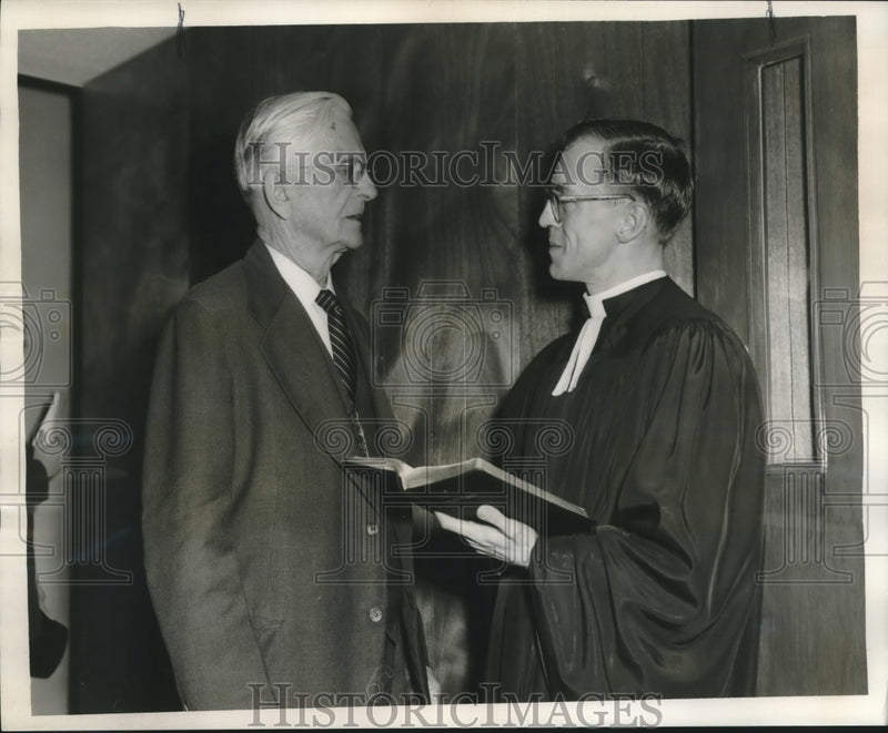 Load image into Gallery viewer, 1960 Press Photo Fred S. Drumm and Reverend A. C. Hillegass, Presbyterian Church
