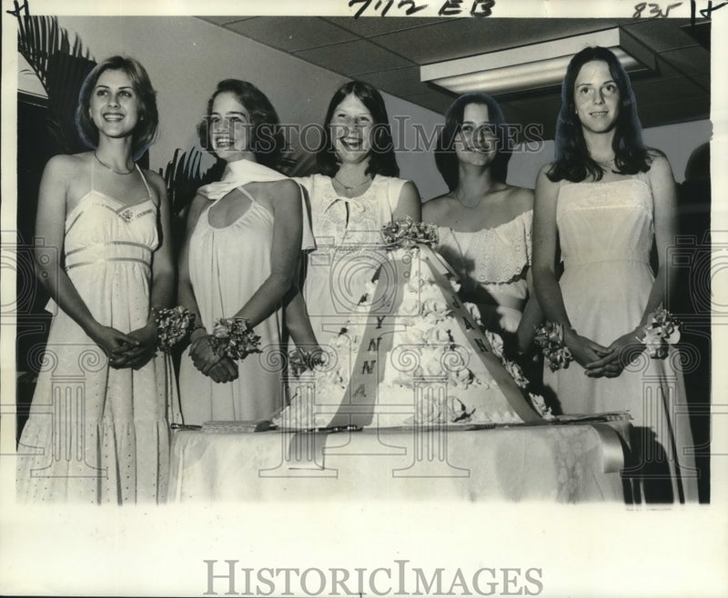 Load image into Gallery viewer, 1977 Press Photo Lynna Drumm &amp; others celebrate 16th birthday at a party.
