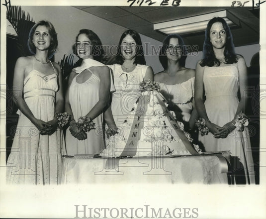 1977 Press Photo Lynna Drumm & others celebrate 16th birthday at a party.