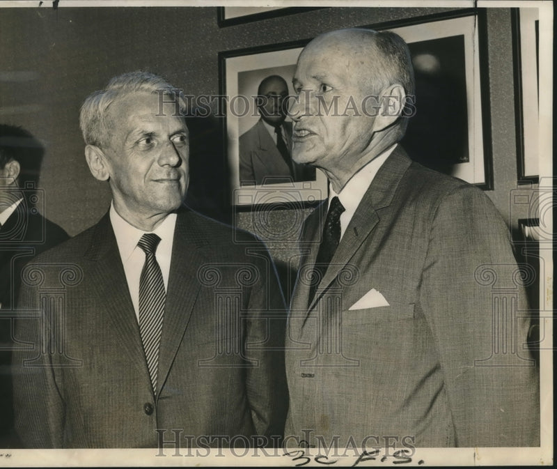 Load image into Gallery viewer, 1962 Press Photo Edward Drozniak and friend Demetrio Iwaskiewicz at Meeting
