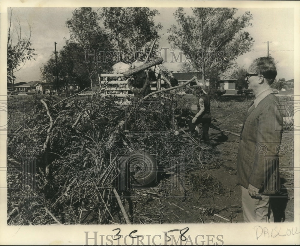 1973 Press Photo Rev. Driscoll watch Crescent City Baptist members clear a site