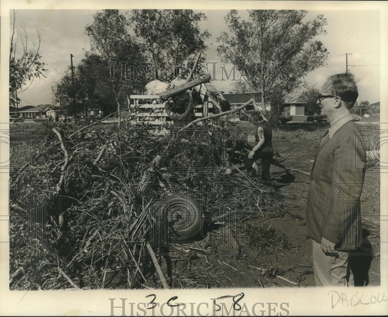 Load image into Gallery viewer, 1973 Press Photo Rev. Driscoll watch Crescent City Baptist members clear a site
