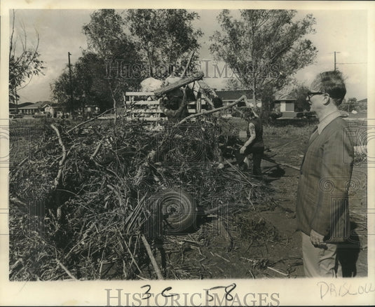 1973 Press Photo Rev. Driscoll watch Crescent City Baptist members clear a site