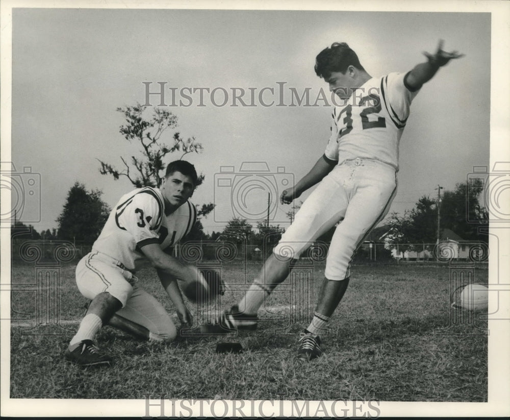 1978 Press Photo East Jefferson High&#39;s Robert Rosa, kicking &amp; Cliff Bonvillian- Historic Images