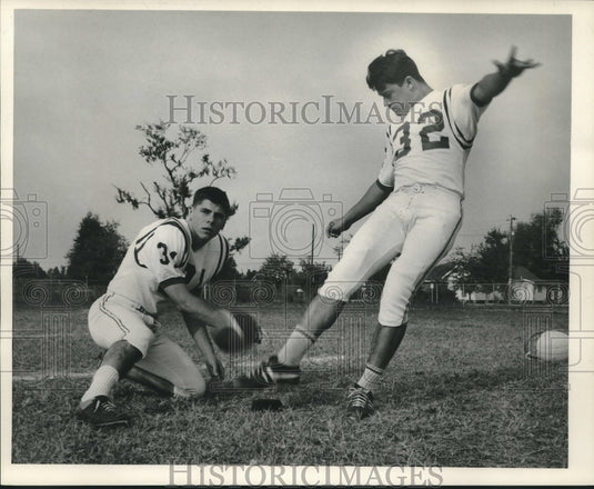 1978 Press Photo East Jefferson High's Robert Rosa, kicking & Cliff Bonvillian- Historic Images