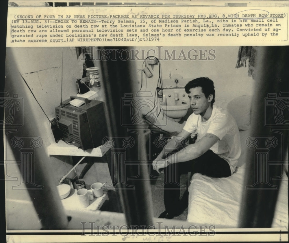 1974 Press Photo Terry Selman, 25, watches television on death row in LA prison- Historic Images