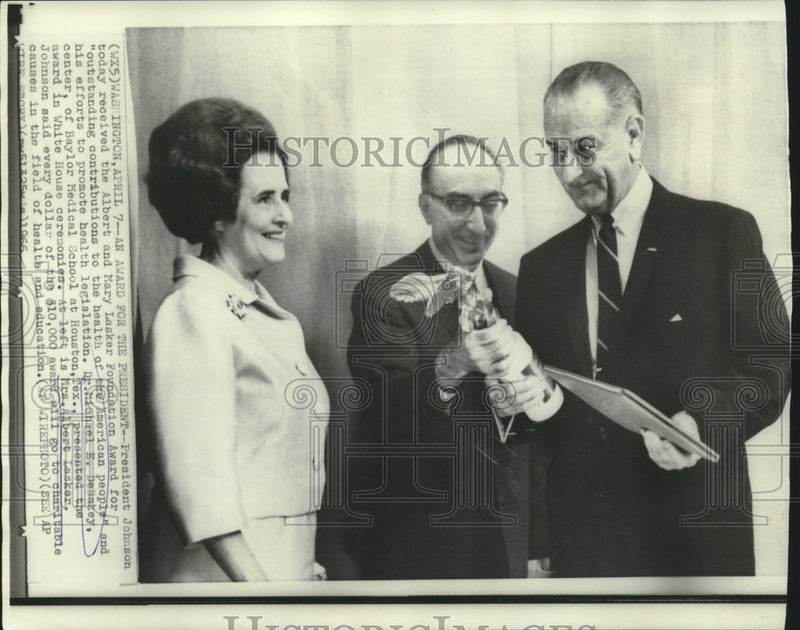 Load image into Gallery viewer, 1966 Press Photo President Johnson received the Lasker Foundation Award
