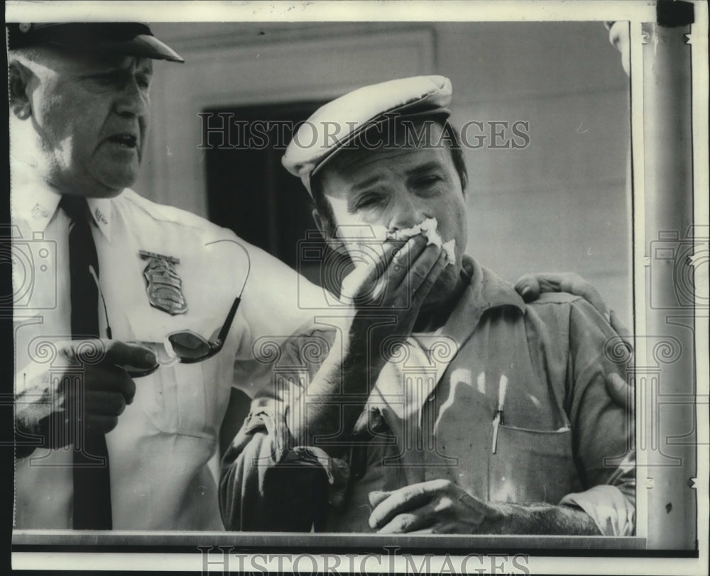 1966 Press Photo Sgt. Warner comforts Joseph Dechess after wife died in a fire