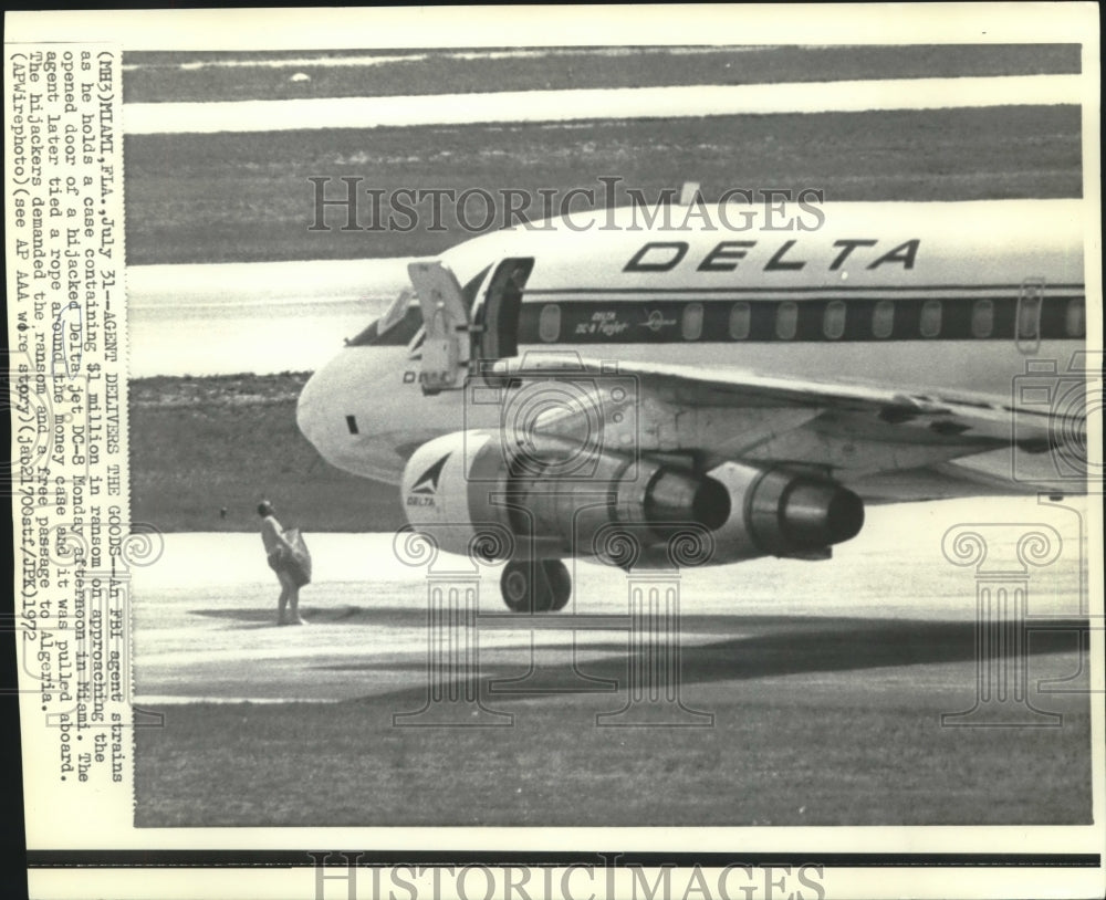 1972 Press Photo Hijacked DC8 waits on the runway while FBI agent brings ransom.- Historic Images