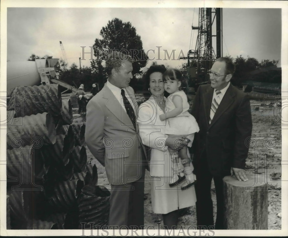  Press Photo Mrs. Edwin Edwards and SuSu Aldige tour hospital construction site.- Historic Images