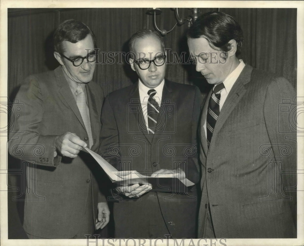 1972 Press Photo Group meeting about leukemia organization. - nob01025
