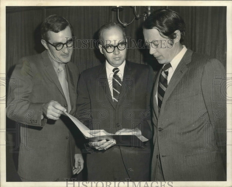 Load image into Gallery viewer, 1972 Press Photo Group meeting about leukemia organization. - nob01025
