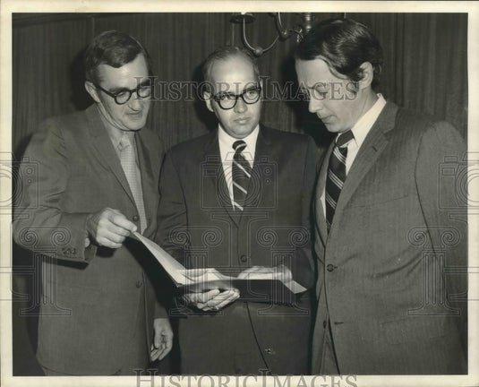 1972 Press Photo Group meeting about leukemia organization. - nob01025