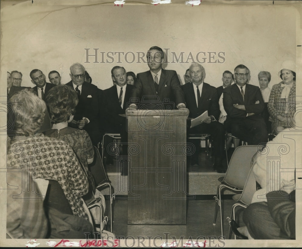 1966 Press Photo Representative Edwin Edwards speaks at Belle Chase.- Historic Images