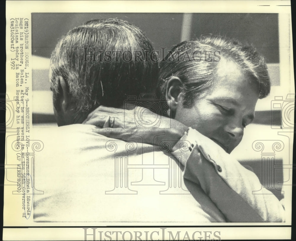 1972 Press Photo Governor Edwin Edwards hugs his brother, Nolen.- Historic Images