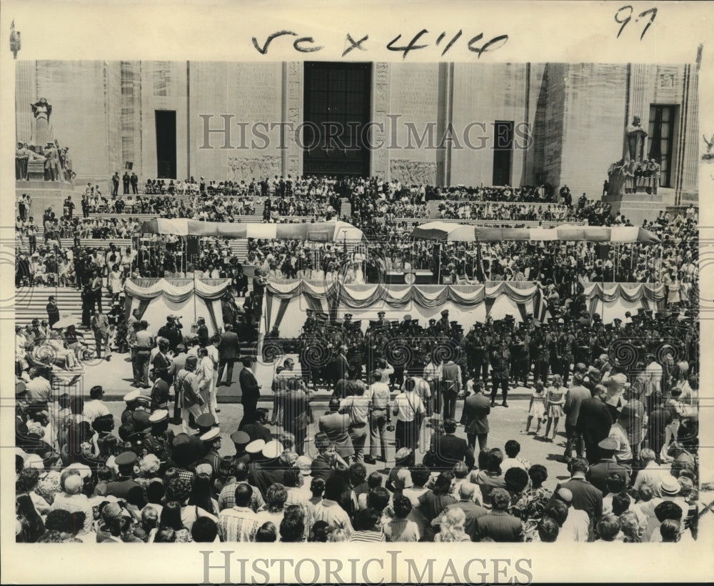 1972 Press Photo Crowd at the Capitol for high noon swearing-in ceremonies.