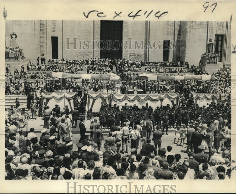 Load image into Gallery viewer, 1972 Press Photo Crowd at the Capitol for high noon swearing-in ceremonies.
