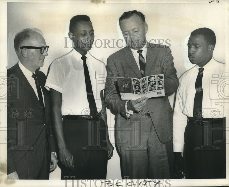Load image into Gallery viewer, 1968 Press Photo Thomas Egliht &amp; others of National Alliance of Businessmen.
