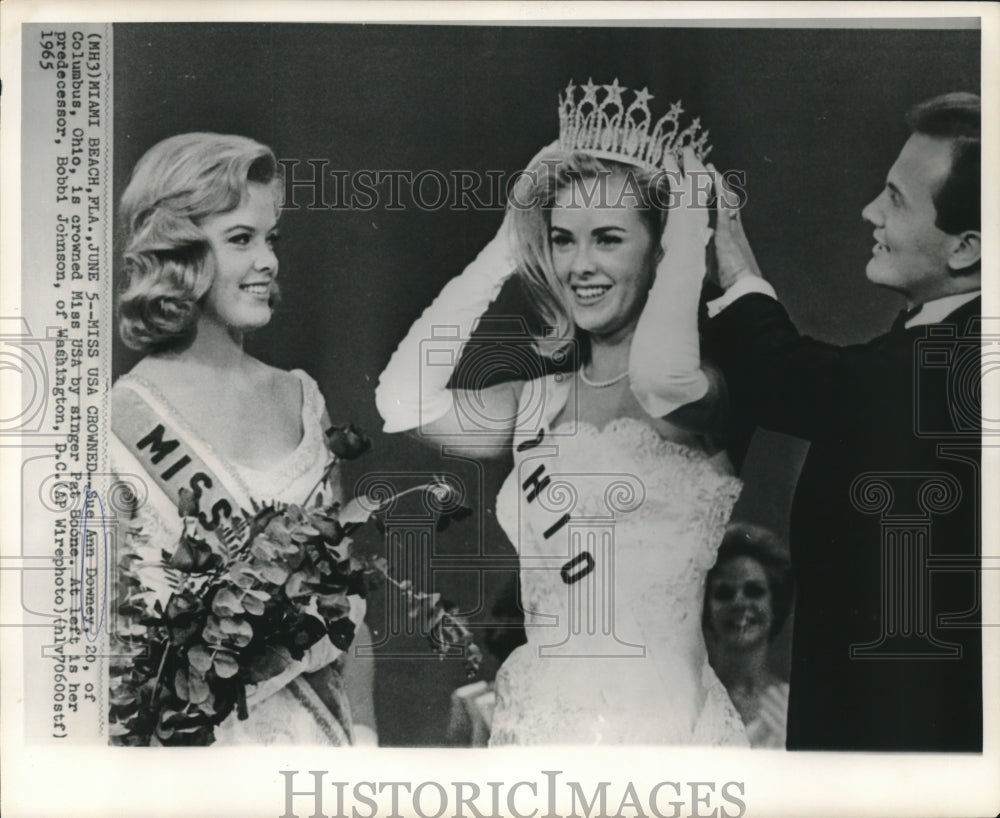 1965 Press Photo Sue Ann Downey crowned Miss USA by singer Pat Boone - nob01125