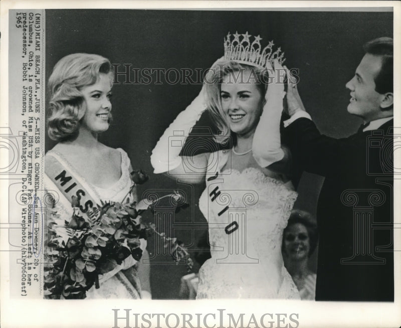 Load image into Gallery viewer, 1965 Press Photo Sue Ann Downey crowned Miss USA by singer Pat Boone - nob01125
