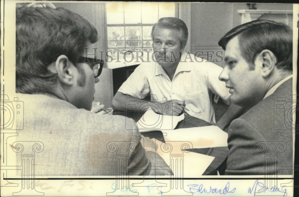 1972 Press Photo Gov. Edwin Edwards with press secretary Dale Thorn, Joe Traigle- Historic Images