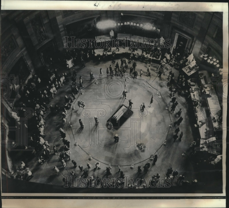 Load image into Gallery viewer, 1969 Press Photo Bird's-eye view of the Capitol's rotunda. - nob01159
