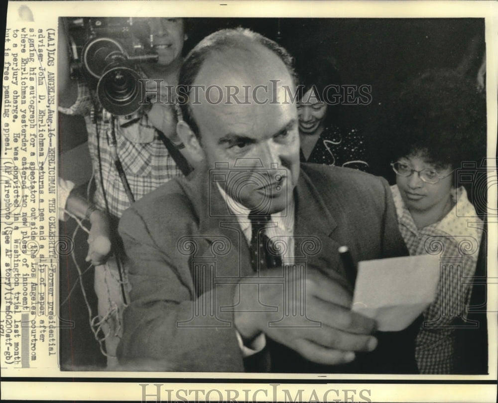 1974 Press Photo John Ehrlichman gives autograph to spectator in Los Angeles- Historic Images