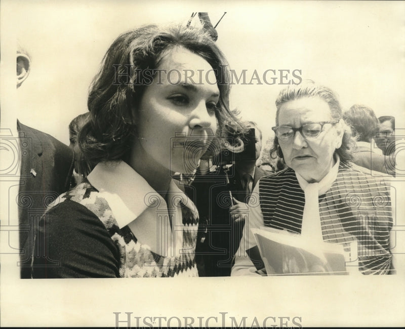 Load image into Gallery viewer, 1972 Press Photo Mrs. Julie Nixon Eisenhower in New Orleans with Others
