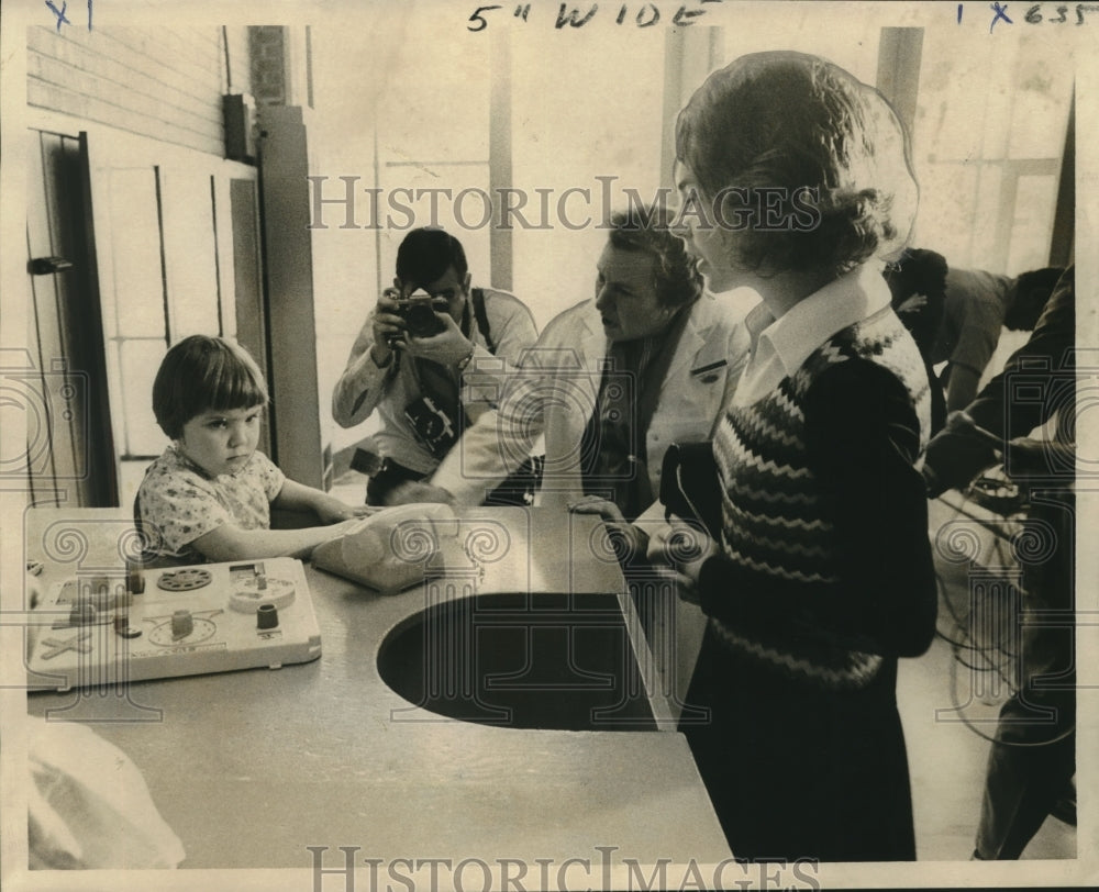 1972 Press Photo Shy little patient gets comforting words from Julie Eisenhower- Historic Images