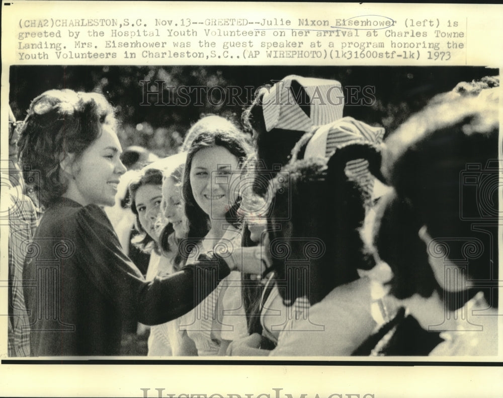 1973 Press Photo Julie Nixon Eisenhower greeted by Hospital Youth Volunteers- Historic Images