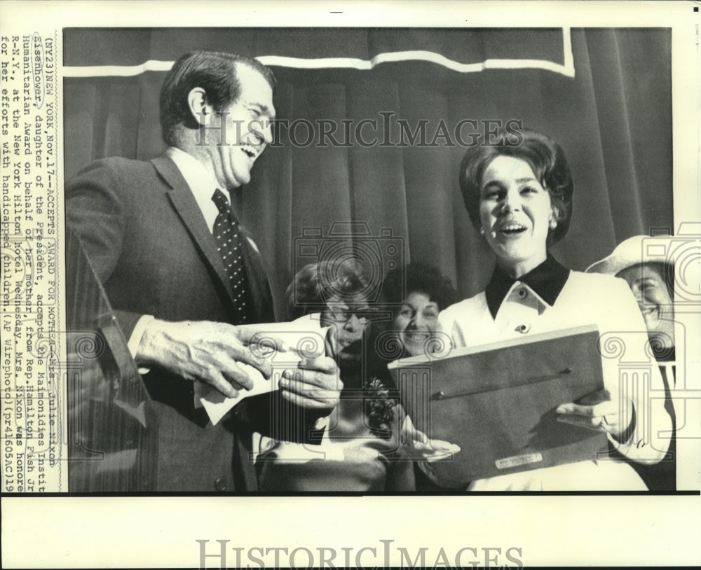 1971 Press Photo Mrs. Julie Nixon Eisenhower accepts award for her mother- Historic Images