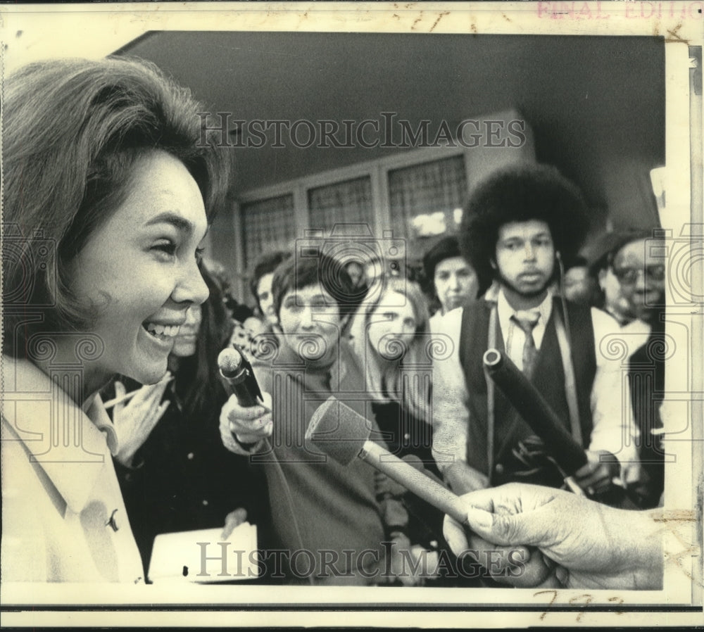 1972 Press Photo Julie Nixon Eisenhower talks to newsmen in Atlanta, Ga.- Historic Images