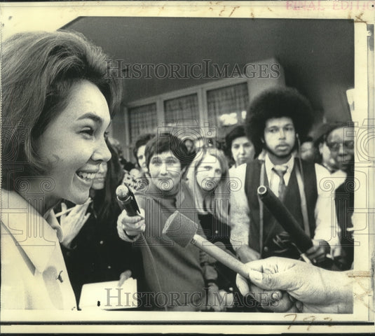 1972 Press Photo Julie Nixon Eisenhower talks to newsmen in Atlanta, Ga.- Historic Images
