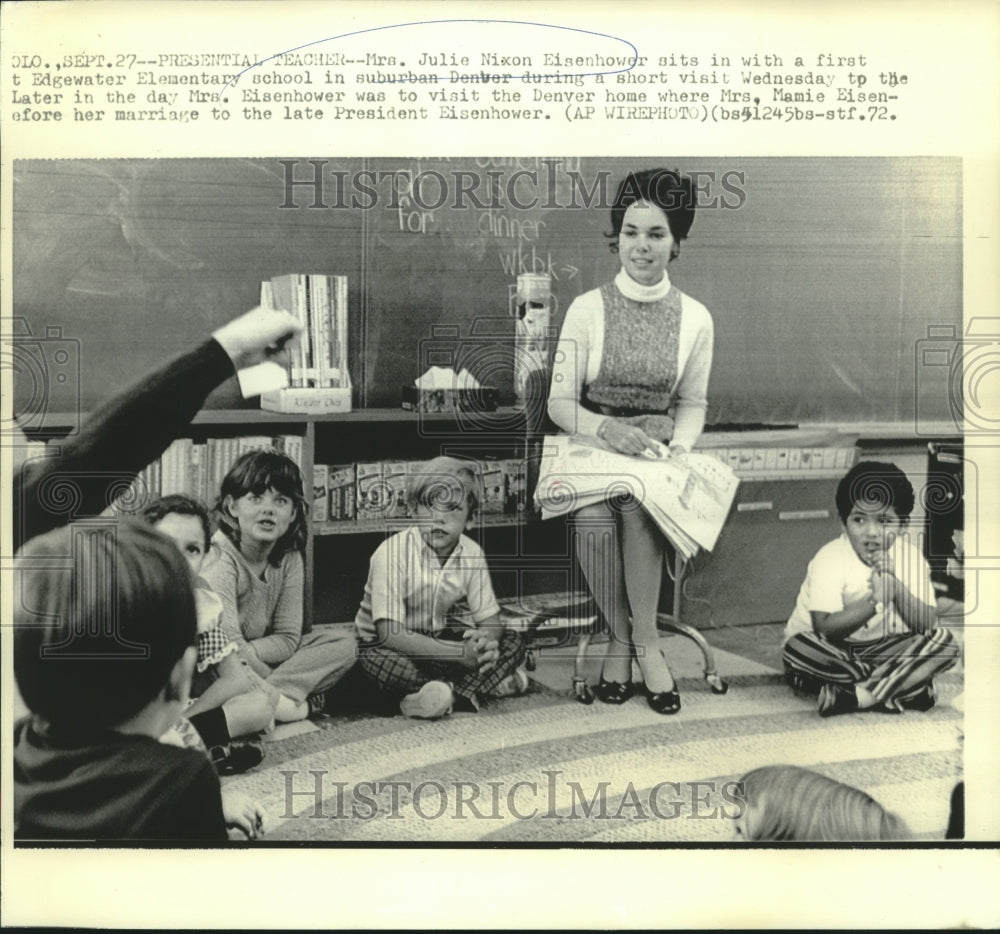 1972 Press Photo Mrs. Julie Nixon Eisenhower with Edgewater School students