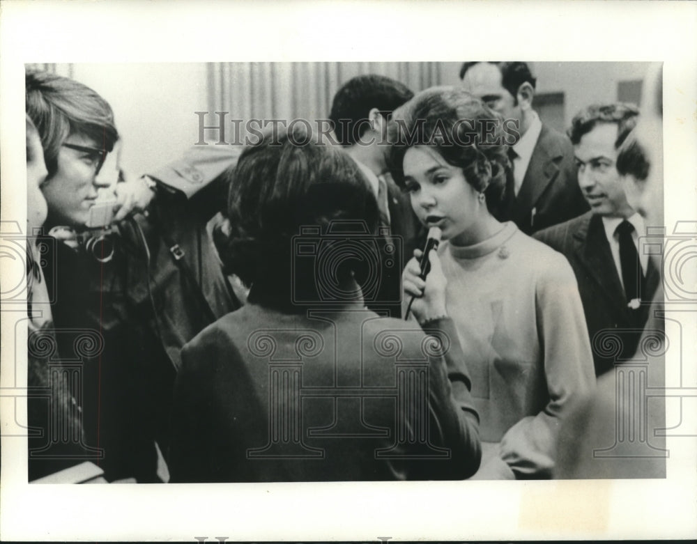 1970 Press Photo Mrs. Julie Nixon Eisenhower shown talking to newsmen- Historic Images