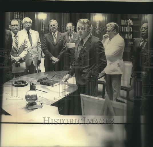 1972 Press Photo Governor Edwin Edwards and others at meeting.- Historic Images