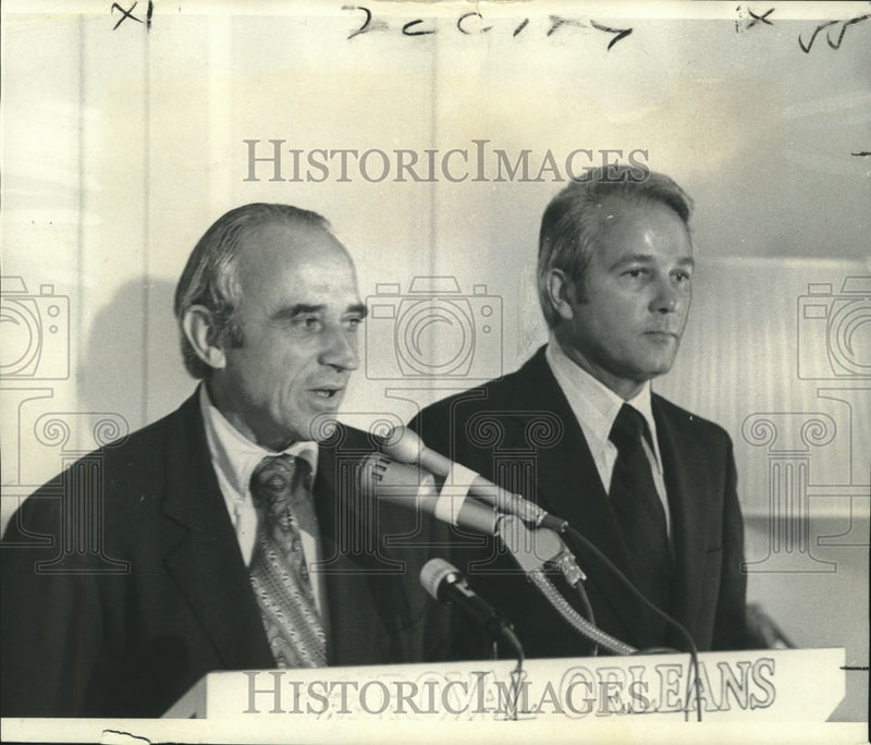 Load image into Gallery viewer, 1978 Press Photo Governor Edwards hosted FPC members looking at gas and oil.
