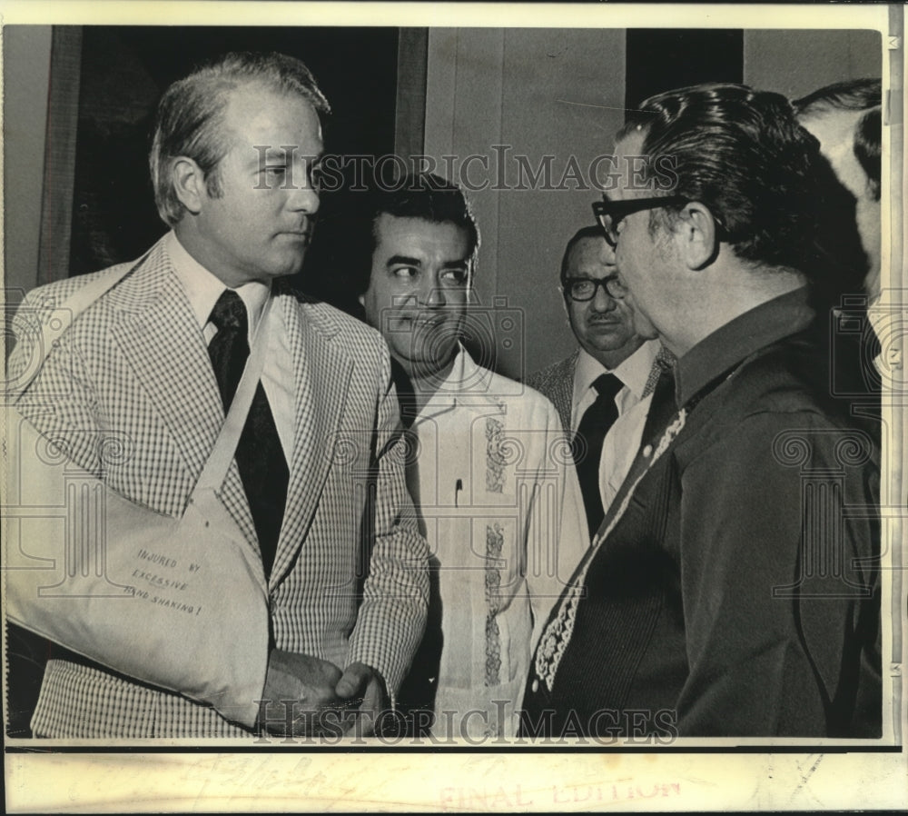 1973 Press Photo Gov. Edwards wears a sling as he chats with Gov. of Yucatan.