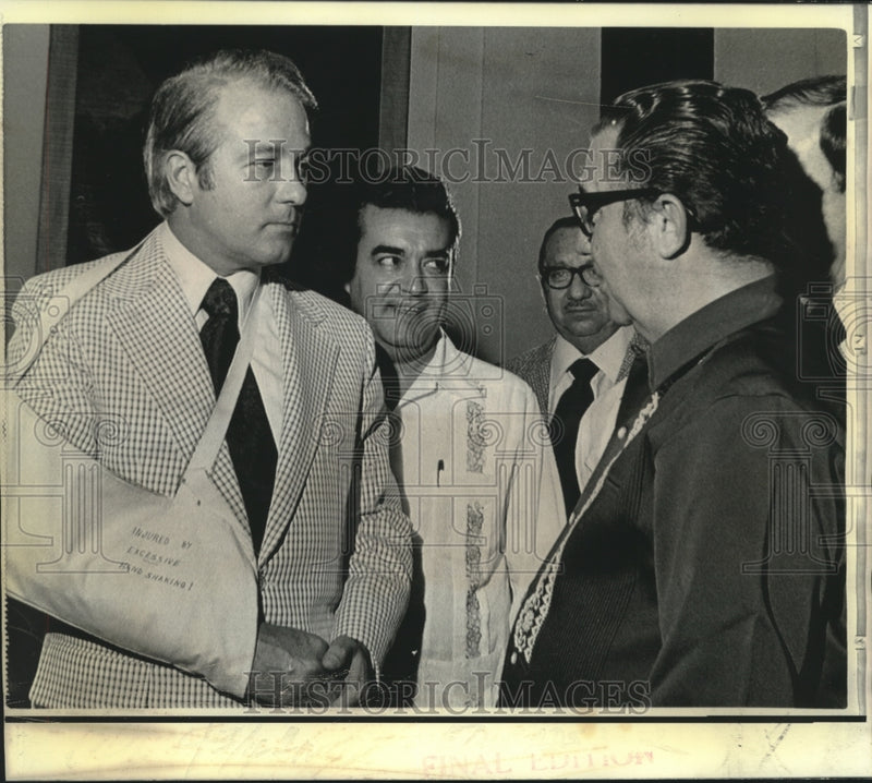 Load image into Gallery viewer, 1973 Press Photo Gov. Edwards wears a sling as he chats with Gov. of Yucatan.
