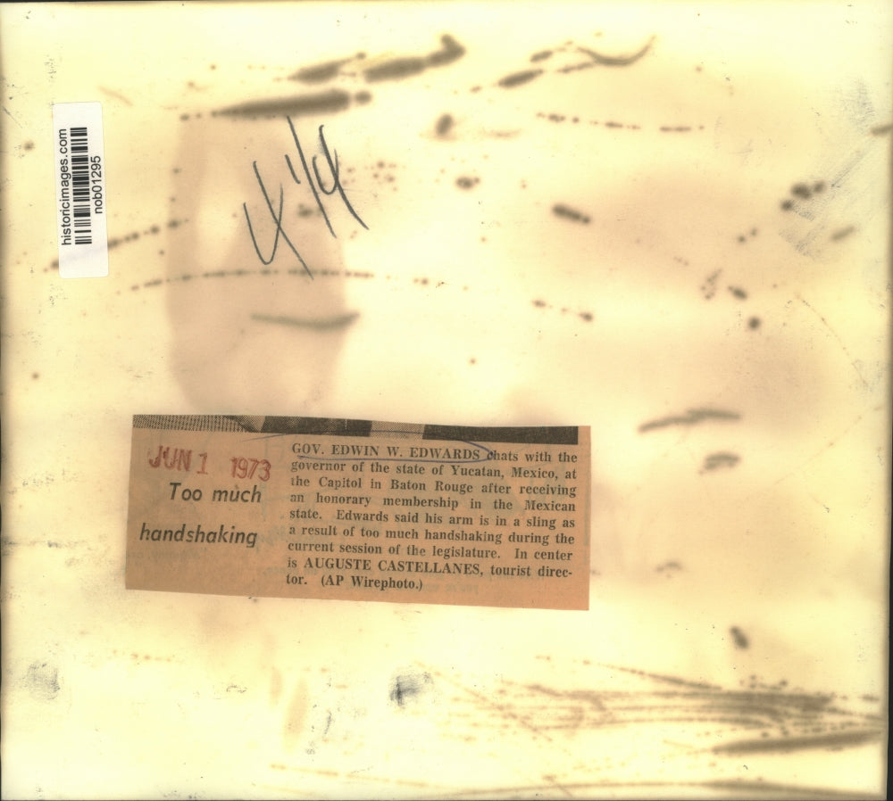 1973 Press Photo Gov. Edwards wears a sling as he chats with Gov. of Yucatan.